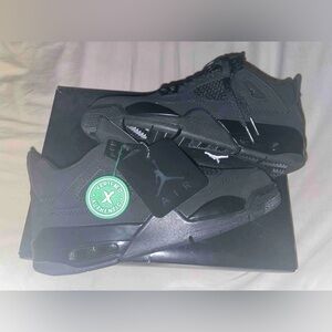 Black cat Jordan 4